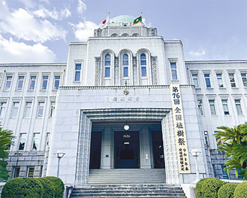 県庁の本館前の懸垂幕