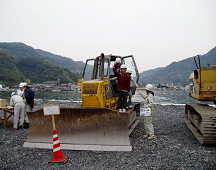 現場で使用する建設機械に体験乗車の画像