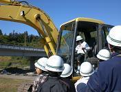 現場で使用する建設機械に体験乗車の画像