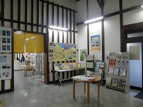 西条市観光交流センター内観2