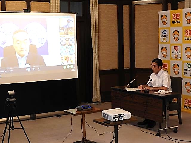 7月19日（日曜日）全国知事会「新型コロナウイルス緊急対策本部」及び「緊急広域災害対策本部」ウェブ会議（県庁）の画像