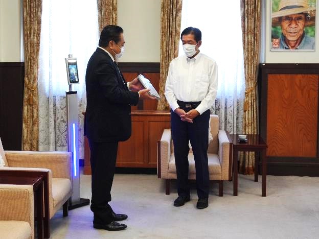 10月21日（水曜日）原田物産株式会社からの顔認証・発熱検知機器贈呈式（県庁）の画像