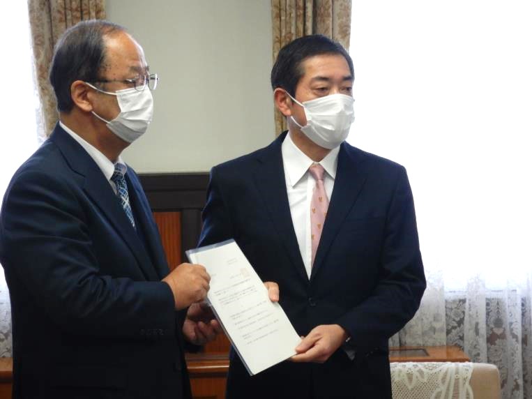 12月18日（金曜日）伊方町長の訪問（使用済燃料乾式貯蔵施設の設置及び伊方発電所2号機廃止措置計画に係る事前了解に関する報告）（県庁）の画像