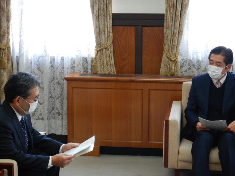 12月23日（水曜日）四国電力社長の訪問（使用済燃料乾式貯蔵施設の設置及び伊方発電所2号機廃止措置計画に係る事前協議への了解文書の手交）（県庁）の画像