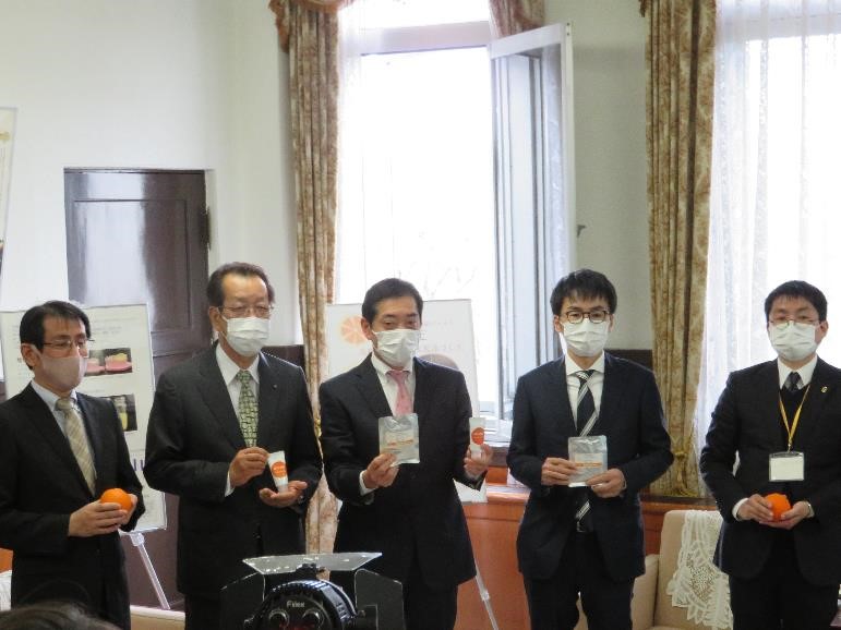 2月15日（月曜日）製紙会社社長、化粧品等製造販売会社社長らの訪問（県庁）の画像