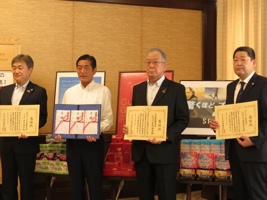 5月25日（火曜日）花王サニタリープロダクツ愛媛株式会社、大王製紙株式会社、ユニ・チャーム株式会社からの生理用品贈呈式（県庁）