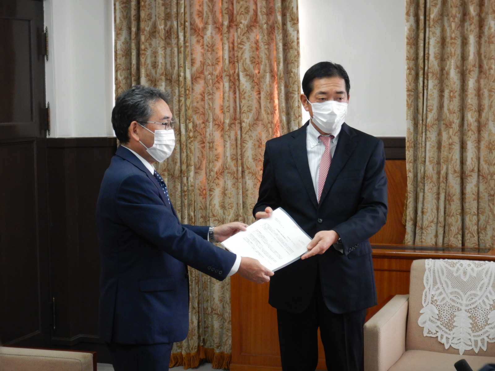 11月19日（金曜日）四国電力社長の訪問（伊方発電所3号機運転再開への了解文書の手交）（県庁）の画像