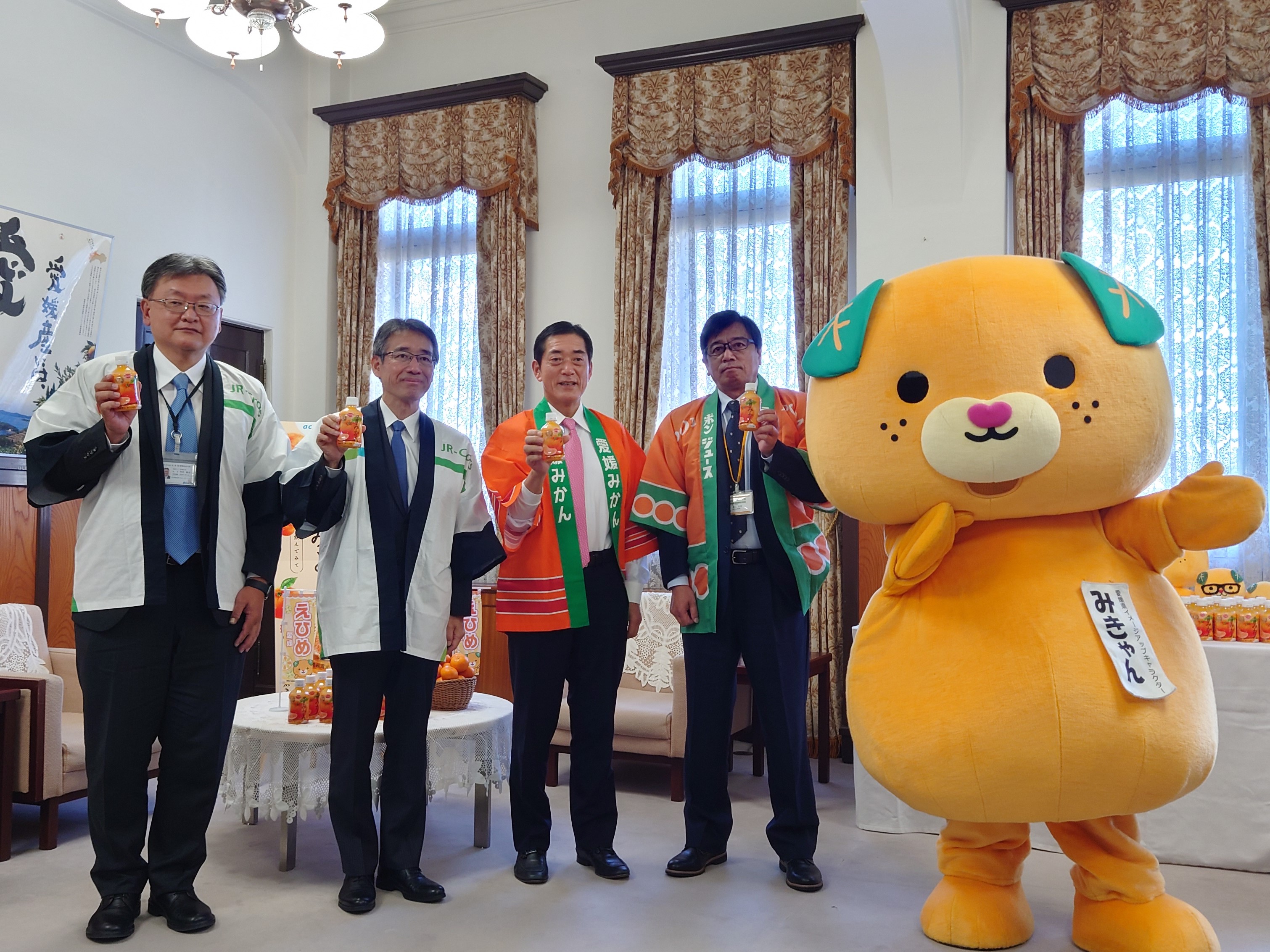 11月29日（月曜日）鉄道関連会社、飲料製造販売会社の県産柑橘を使用した商品販売報告会（県庁）