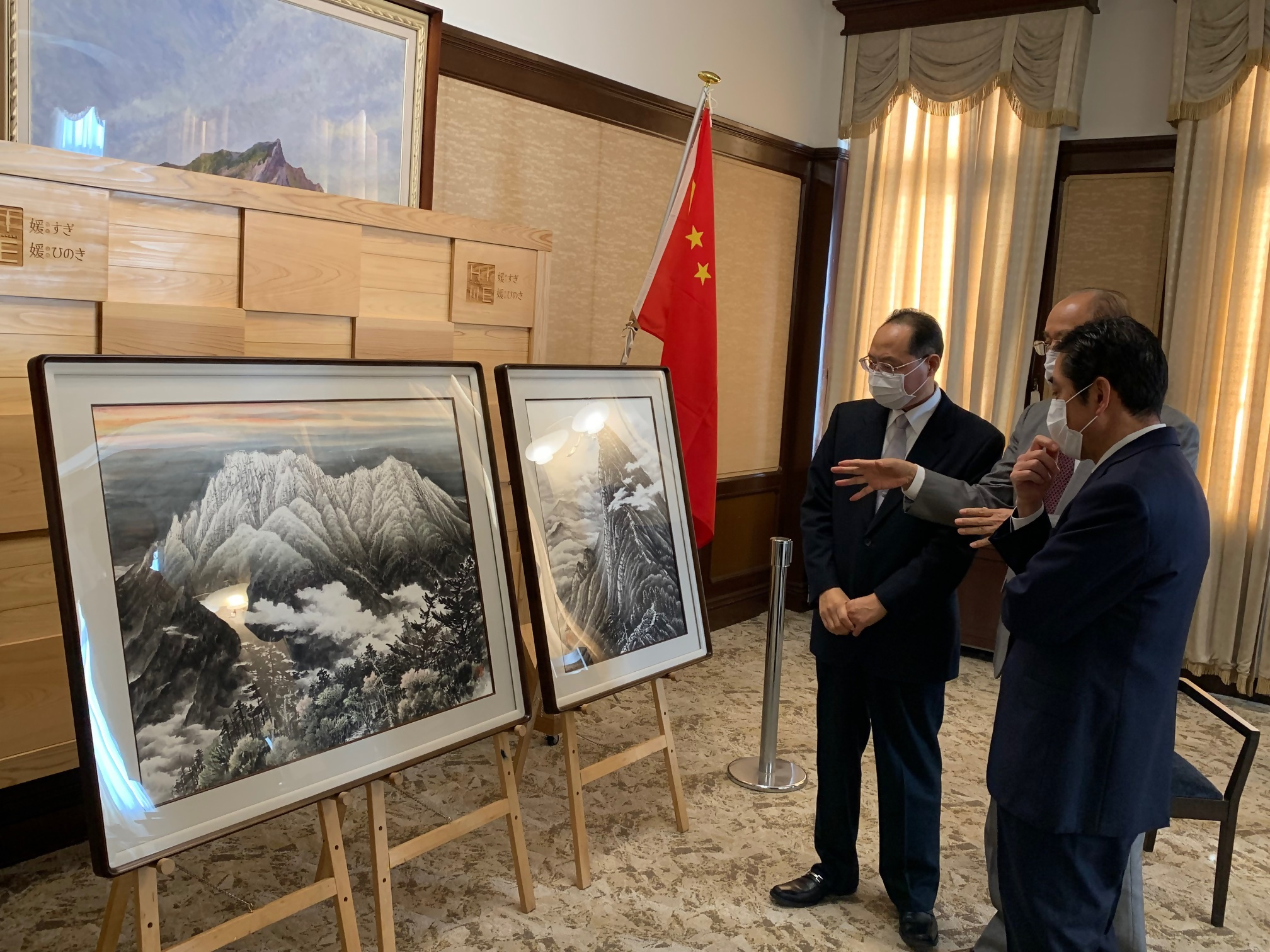 12月15日（水曜日）水墨画家 牛子華氏からの作品の寄附に対する感謝状贈呈式（県庁）