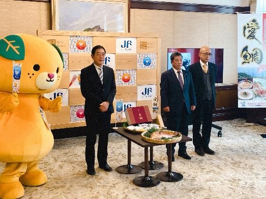 12月16日（木曜日）漁業協同組合長らの訪問（県産養殖マダイを使用した新商品の販売報告）（県庁）