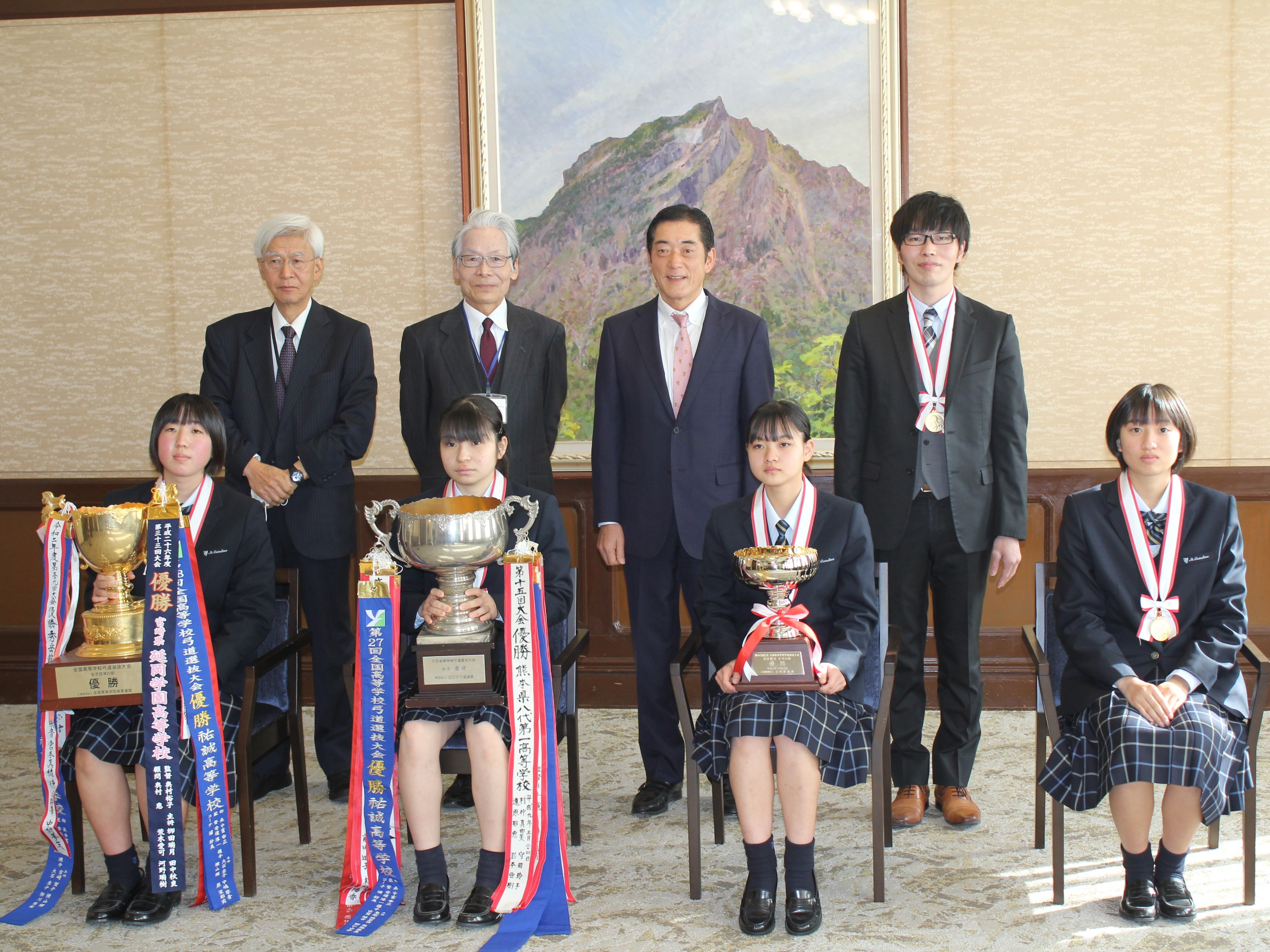 1月7日（金曜日）全国高等学校弓道選抜大会で優勝の聖カタリナ学園高等学校の訪問（県庁）の画像