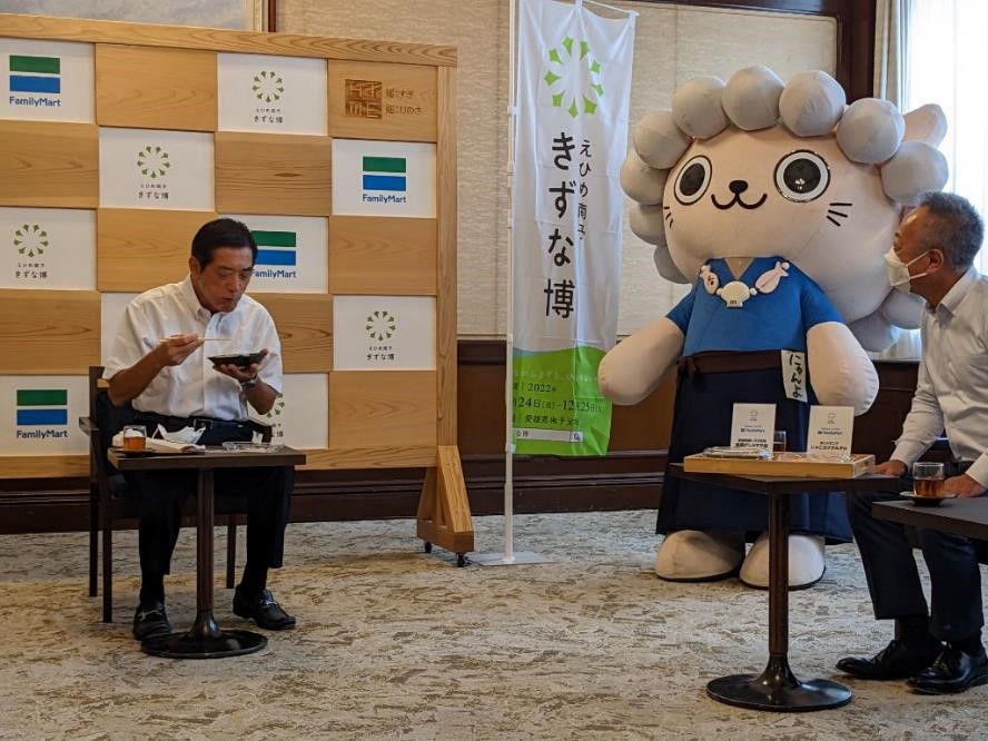 9月20日（火曜日）大手コンビニエンスストアの訪問（県産食材を使用した「えひめ南予きずな博」応援商品の発売報告）（県庁）の画像