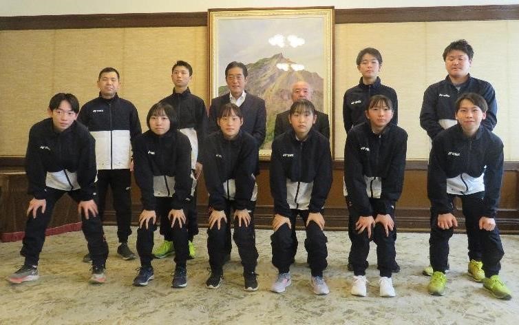 2月1日（水曜日）マレーシアで現地ジュニア選手との親善試合に出場するバドミントン県内ジュニア選手らの訪問（県庁）の画像