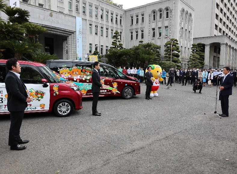 4月5日（水曜日）ねんりんピック愛顔のえひめ2023協賛自動車引渡式（県庁本館前）の画像