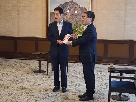6月8日（木曜日）人口減少対策への寄附金贈呈式（県庁）の画像