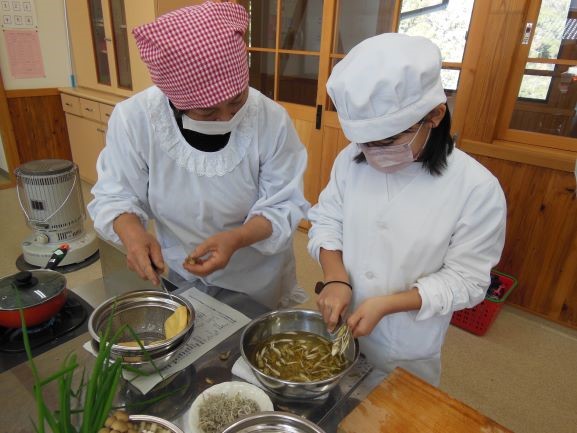 野菜の切り方を指導