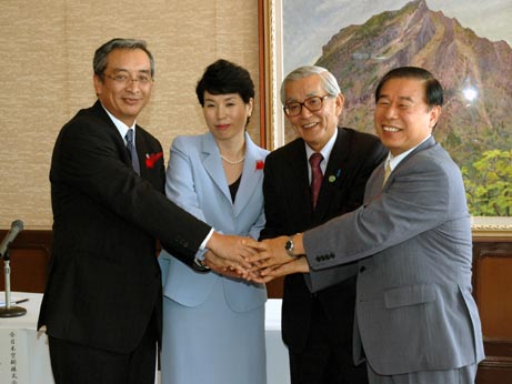 10月2日（火曜日）宇和島市と全日本空輸株式会社との地域活性化を目的とした地域協働協定調印式（県庁）の画像
