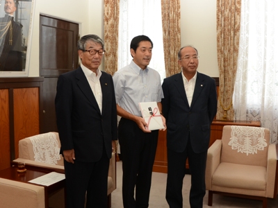 8月24日（水曜日）えひめ愛顔の助け合い基金寄附贈呈式（愛媛県市長会）（県庁）の画像