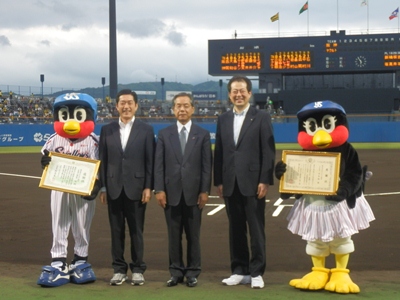 5月10日（金曜日）東京ヤクルトスワローズ対阪神タイガース公式戦（株式会社ヤクルト球団からの寄附贈呈式）（松山市内）の画像