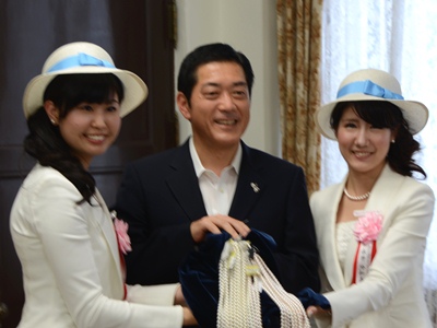 5月30日（木曜日）2013えひめけんぎょれんミズ・オンドアールの訪問（県庁）の画像