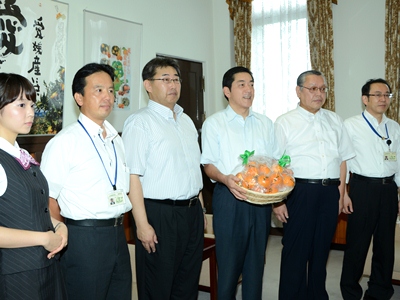 7月3日（水曜日）被災地学校修学旅行支援事業に係る記念品贈呈式（県庁）の画像