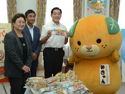 10月3日（木曜日）製パン会社社長らの訪問（みきゃんのデザインを使用した新商品の発売報告）（県庁）の画像