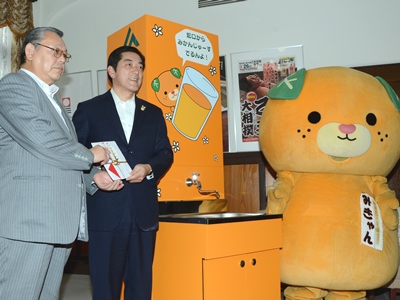 10月31日（木曜日）愛媛県信用農業協同組合連合会からの蛇口からミカンジュース什器贈呈式（県庁）の画像