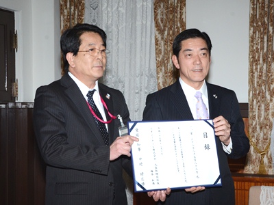 12月6日（金曜日）あったか愛媛NPO応援基金への寄附に伴う感謝状贈呈式（県庁）の画像