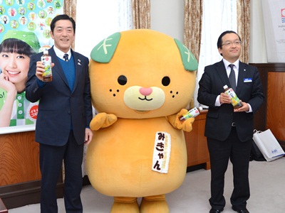 2月13日（木曜日）飲料製造販売会社関係者の訪問（「みきゃん」が掲載された商品の発売報告）（県庁）の画像