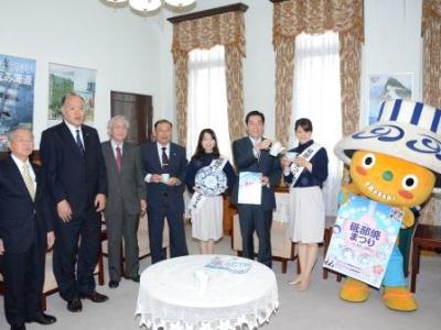 4月16日（水曜日）砥部焼まつり実行委員会、砥部焼まつり大使の訪問（県庁）の画像
