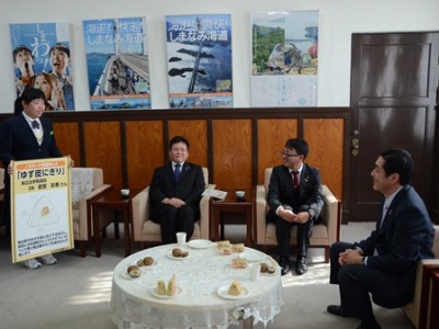 4月16日（水曜日）宇和島商工会議所青年部らの訪問（県産食材を使用した新商品の発売報告）（県庁）の画像