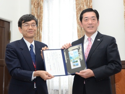 4月18日（金曜日）日本郵便株式会社四国支社からの地方自治法施行60周年記念シリーズ特殊切手贈呈式（県庁）の画像