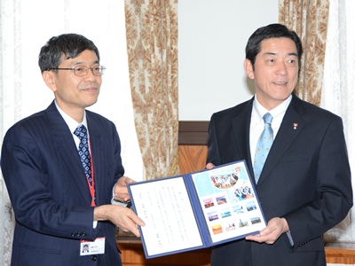 4月24日（木曜日）日本郵便株式会社四国支社からの瀬戸内しまのわ2014オリジナルフレーム切手贈呈式（県庁）の画像