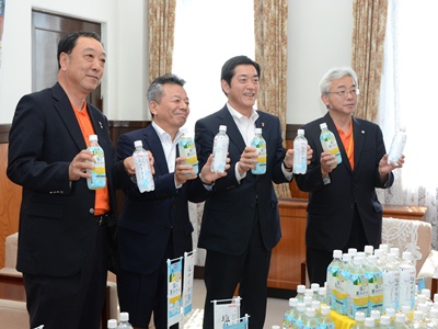 5月16日（金曜日）株式会社えひめ飲料と伯方塩業株式会社の訪問（県産食材を使用した新商品の発売報告）（県庁）の画像