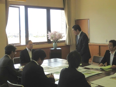 5月25日（日曜日）農林水産大臣政務官へのキウイフルーツかいよう病概況説明（西条市）の画像
