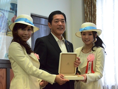 5月26日（月曜日）2014えひめけんぎょれんミズ・オンドアールの訪問（県庁）の画像