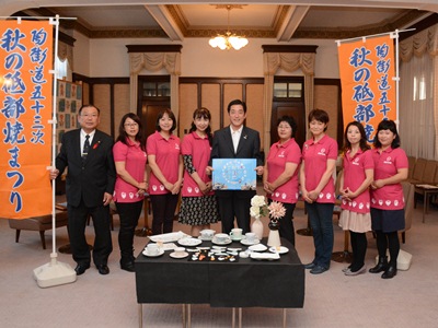 10月23日（木曜日）砥部焼まつり実行委員会、（砥部焼女性グループ）「とべりて」の訪問（県庁）の画像