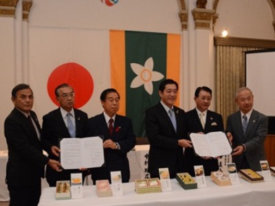 10月28日（火曜日）株式会社源吉兆庵、宇和島市、松野町、鬼北町との愛媛宇和島工場の立地に関する協定書等調印式（県庁）の画像