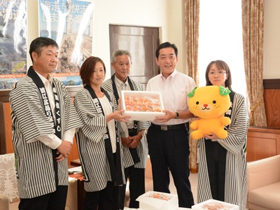 8月10日（月曜日）西予市明浜町渡江地区住民らの訪問（空き家を活用した冷凍みかんの製造販売報告）（県庁）の画像