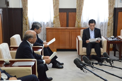 10月5日（月曜日）宇和島市長、大洲市長、伊予市長、西予市長、内子町長の訪問（伊方発電所に関する要望）（県庁）の画像