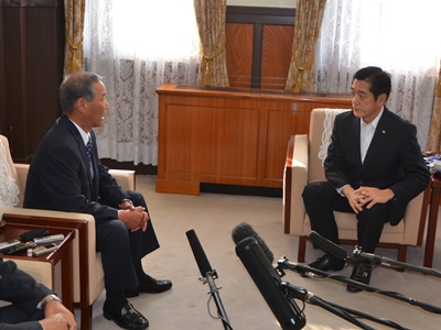 10月22日（木曜日）伊方町長の訪問（伊方発電所再起動に係る事前了解に関する報告）（県庁）の画像
