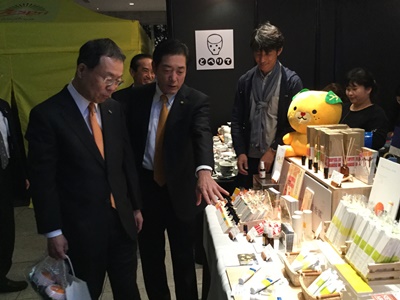 12月10日（木曜日）金融機関と開催の「愛顔のえひめマルシェinOOTEMORI」視察（東京都）