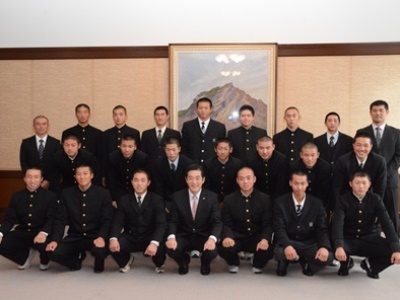 12月11日（金曜日）台湾で現地高校との親善試合に出場する高校野球愛媛県選抜チーム選手・団長らの訪問（県庁）の画像