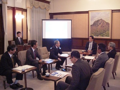12月17日（木曜日）電力事業会社、金融機関らの訪問（次世代コンクリート開発報告）（県庁）の画像