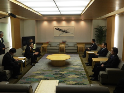 12月20日（日曜日）農林水産業の体質強化等に関する要望活動（農林水産大臣）（松山空港）の画像