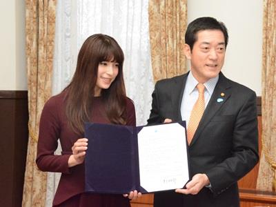 1月13日（水曜日）「知って肝炎プロジェクト」スペシャルサポーターの上原多香子氏らの訪問（県庁）の画像