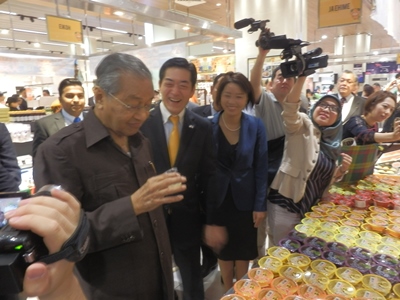 2月26日（金曜日）マレーシア元首相マハティール氏らと会場視察（マレーシア）