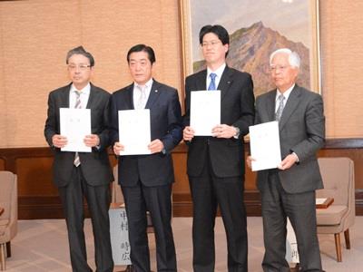 4月25日（月曜日）愛媛県トラック協会、愛媛県バス協会、愛媛県旅客船協会との原子力災害時の人員・物資輸送等に関する覚書調印式（県庁）の画像