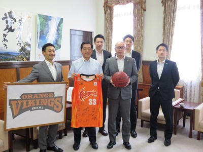 5月26日（木曜日）プロバスケットボールTKbjリーグ大分・愛媛ヒートデビルズ監督、ヘッドコーチらの訪問（県庁）の画像