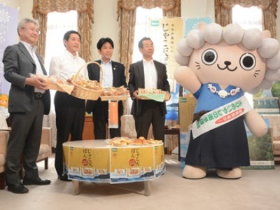 6月1日（水曜日）八幡浜市長、水産加工食品製造販売会社社長、製パン会社社長の訪問（県産食材を使用した「えひめいやしの南予博2016」応援商品の発売報告）（県庁）の画像